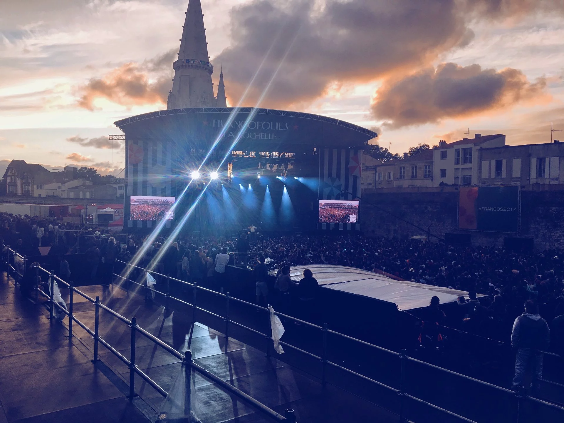 FRANCOFOLIES structures garden courbes FRANCOFOLIES structures garden courbes