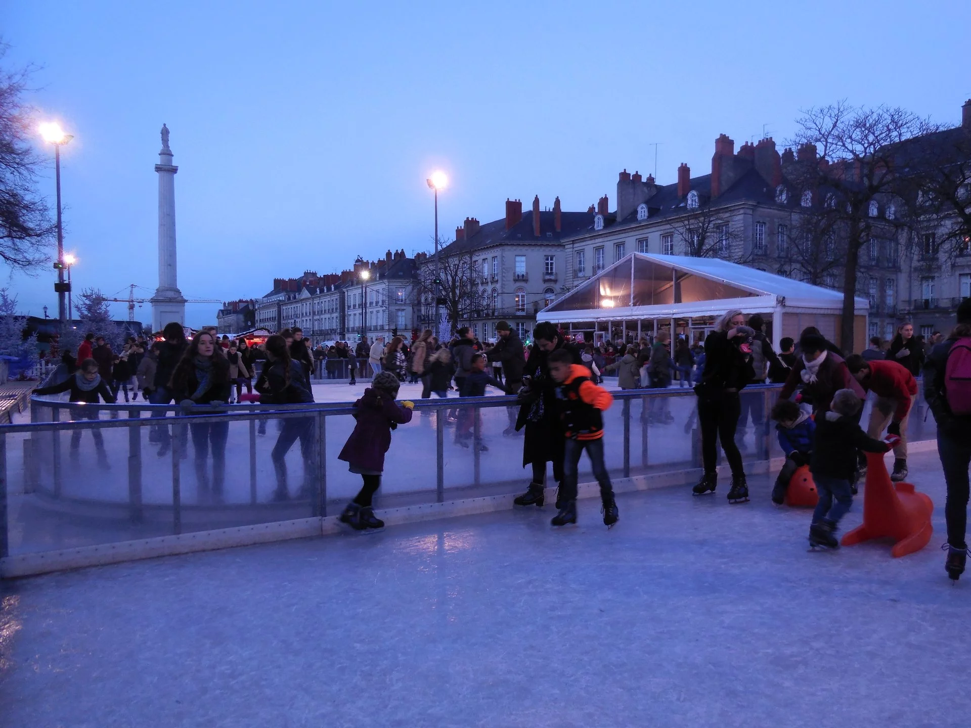 PATINOIRE TEMPORAIRE structure podium PATINOIRE TEMPORAIRE structure podium