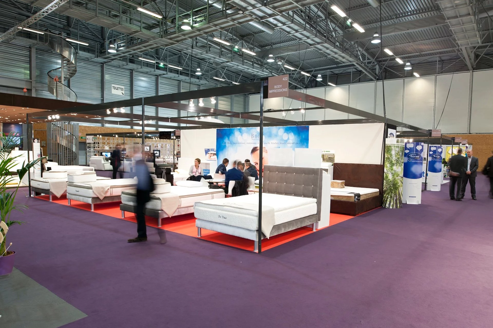 Stand lit lors du salon du mobilier