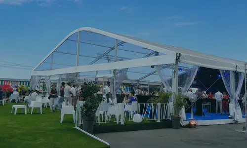 Structure courbe pour soirée d'anniversaire entreprise