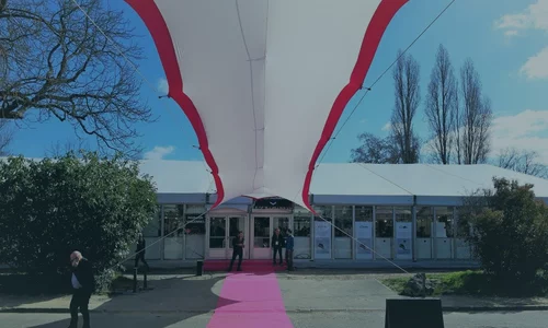 Entrée avec toile du salon crecendo