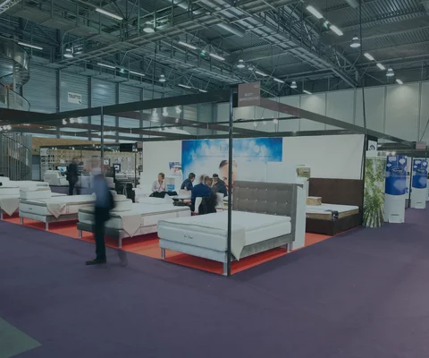 Stand lit lors du salon du mobilier